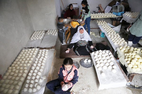 عائلة فلسطينية تصنع الجميد في مسافر يطا ، جنوب الخليل 3.jpg