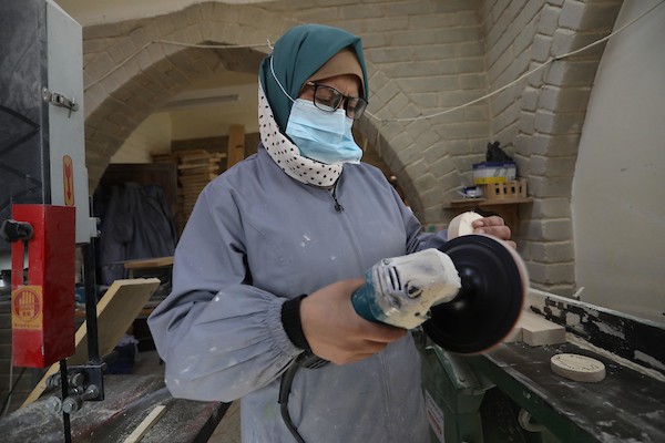 سيدات فلسطينيات يُبدعن بصنع الهدايا الخشبية في منجرة لبيعها بيوم المرأة العالمي 16.jpg