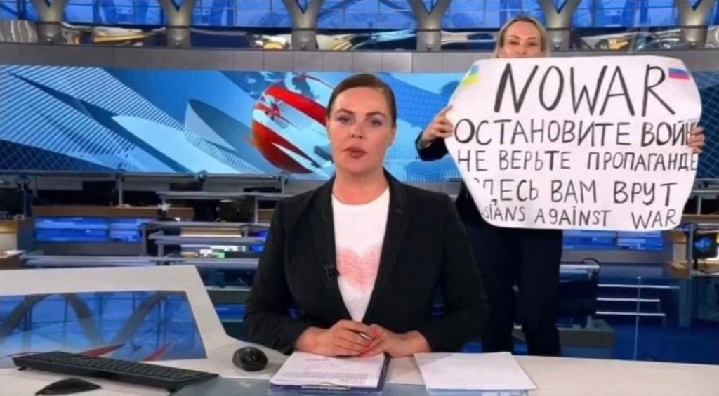 الصحفية الروسية مارينا أوفسيانيكوفا التي احتجت على الحرب في أوكرانيا.. (أ ف ب).jpg