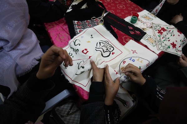 سيدات فلسطينيات يبدعن بتعلم فنون التطريز في دير البلح وسط القطاع 6.jpg