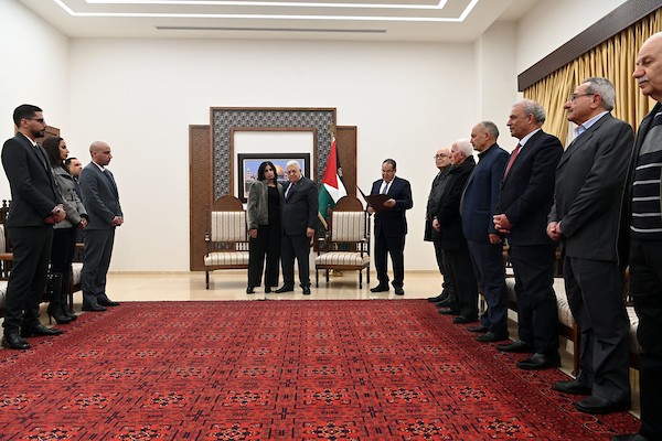 الرئيس محمود عباس، يمنح القائد الوطني الراحل عبد الرحيم ملوح وسام نجمة الشرف من الدرجة العليا