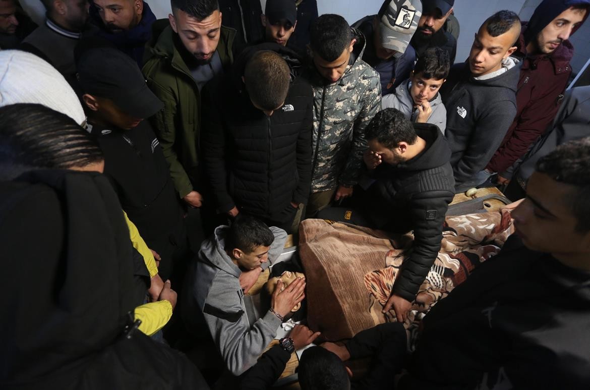 جماهير نابلس تشيع جثمان  نادر ريان إلى مثواه الأخير