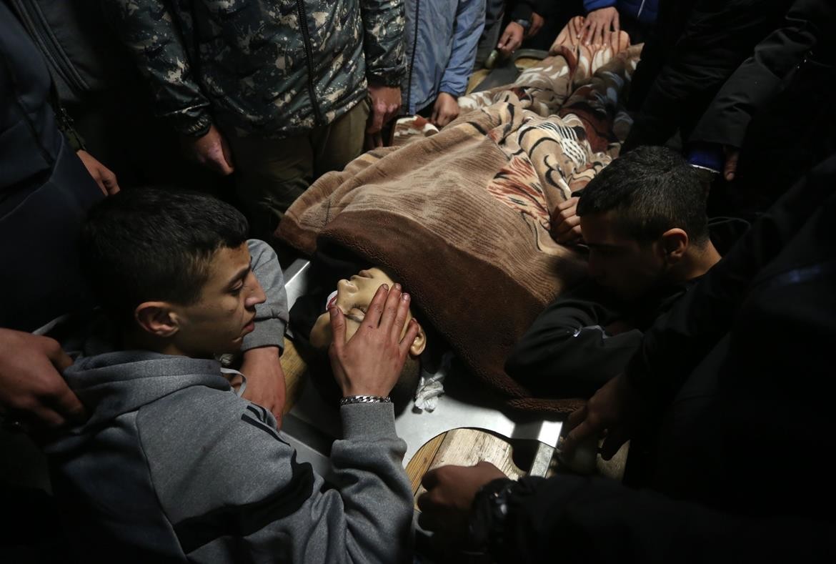 جماهير نابلس تشيع جثمان  نادر ريان إلى مثواه الأخير