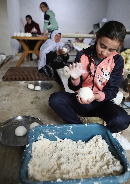 عائلة فلسطينية تصنع الجميد في مسافر يطا ، جنوب الخليل 7.jpg