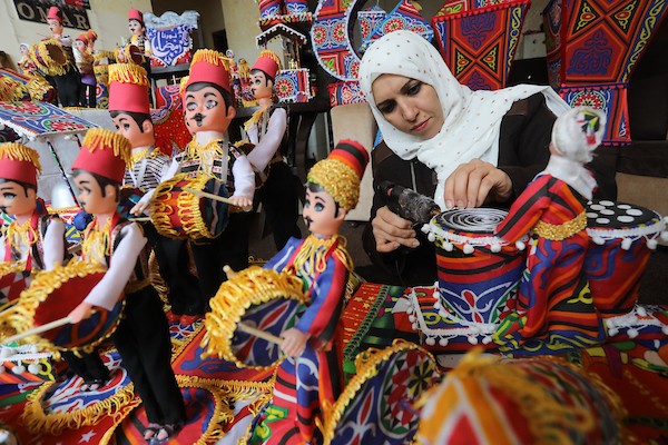 الفلسطينية حنان المدهون تُبدع بصناعة الزينة الرمضانية المصرية في غزة