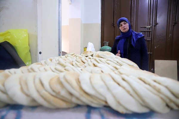 الفلسطينية أم محمد أبو العيش تحضر الخبز في مخبزها