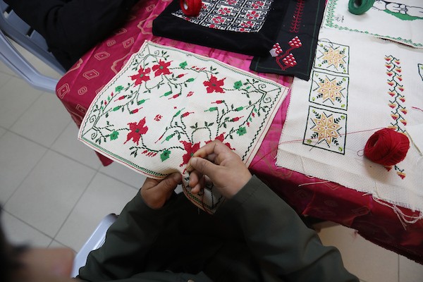 سيدات فلسطينيات يبدعن بتعلم فنون التطريز في دير البلح وسط القطاع 9.jpg
