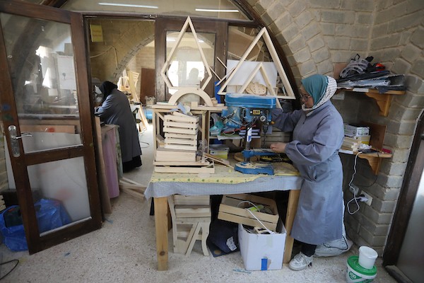 سيدات فلسطينيات يُبدعن بصنع الهدايا الخشبية في منجرة لبيعها بيوم المرأة العالمي 2.jpg