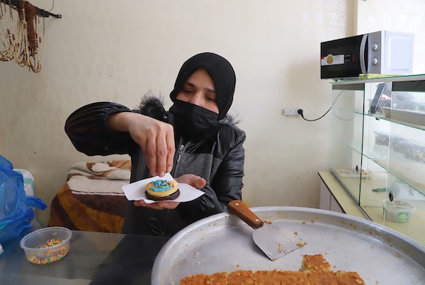 الفلسطينية سهير عليوة تعم بصنع المعجنات بمختلف أنواعها لبيعها لطلاب المدارس في غزة