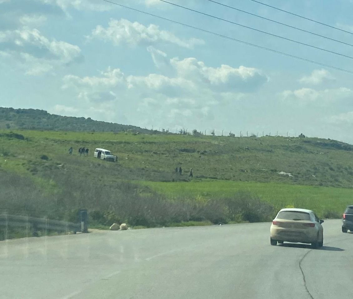 مستوطنون يلقون الحجارة على مركبات الفلسطينين على الطريق الواصل بين مدينتي نابلس وجنين.jpg