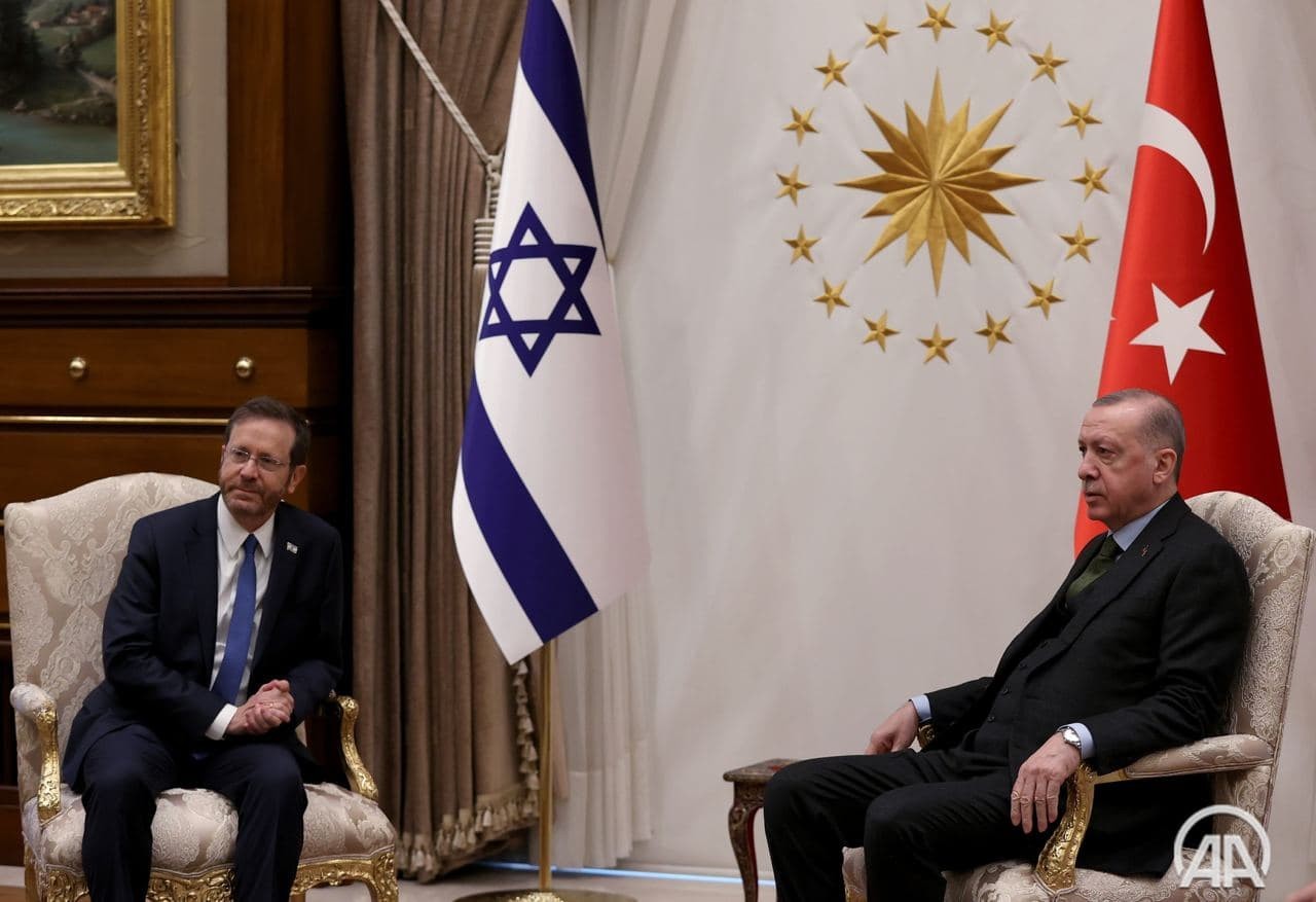 الرئيس التركي رجب طيب أردوغان يستقبل نظيره الإسرائيلي إسحاق هرتصوغ في المجمع الرئاسي بأنقرة 1.jpg