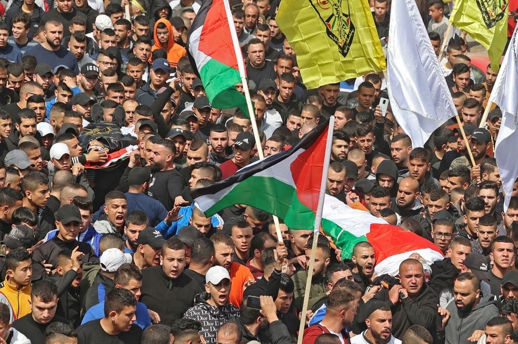 جماهير غفيرة تشيع جثماني الشـهيدين سند أبو عطية ويزيد السعدي، اللذين ارتقيا خلال اشتباك مع قوات الاحتلال بعد اقتحامها مخيم جنين 1.jpg