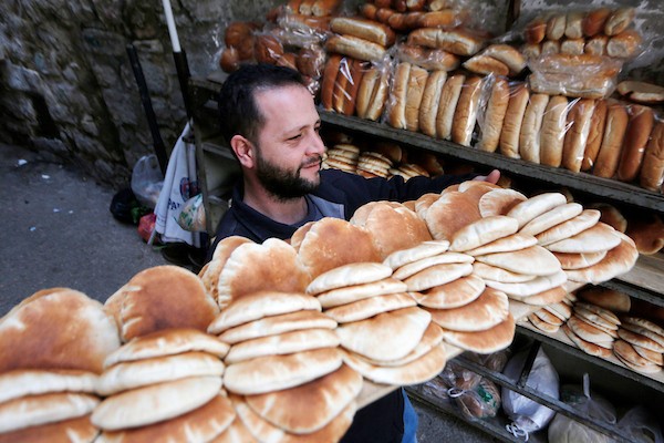 فلسطينيون يشترون الخبز وسط ارتفاع اسعار الخبز بسبب موجة الغلاء العالمية في مدينة نابلس 13.jpg