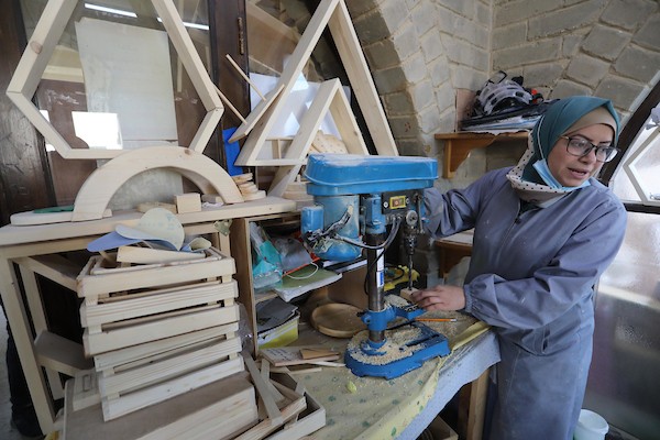 سيدات فلسطينيات يُبدعن بصنع الهدايا الخشبية في منجرة لبيعها بيوم المرأة العالمي 7.jpg