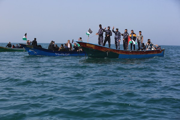 فلسطينيون يشاركون في مسير بحري بمناسبة يوم الأرض في البحر المتوسط في مدينة خانيونس جنوب قطاع غزة 2.jpg