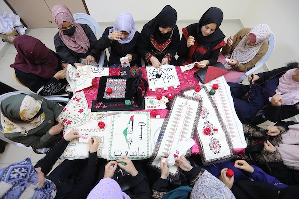 سيدات فلسطينيات يبدعن بتعلم فنون التطريز في دير البلح وسط القطاع 11.jpg