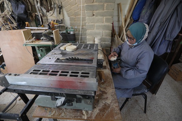 سيدات فلسطينيات يُبدعن بصنع الهدايا الخشبية في منجرة لبيعها بيوم المرأة العالمي 10.jpg