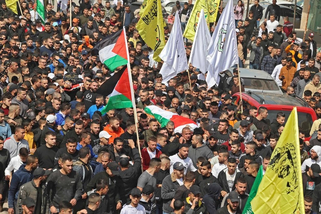 جماهير غفيرة تشيع جثماني الشـهيدين سند أبو عطية ويزيد السعدي، اللذين ارتقيا خلال اشتباك مع قوات الاحتلال بعد اقتحامها مخيم جنين.jpg