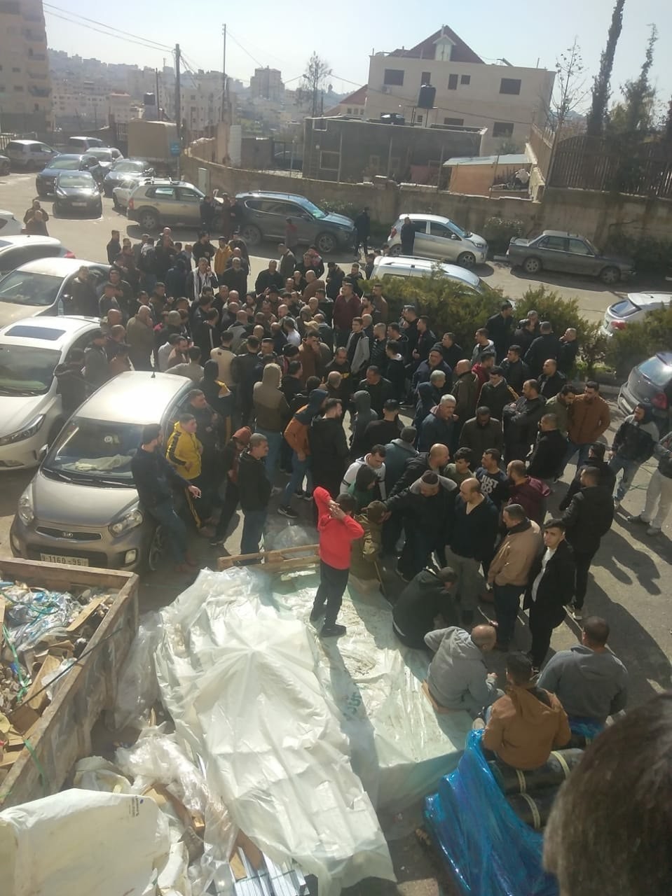 تجمع عدد من أهالي بلدة تفوح أمام المستشفى الأهلي بالخليل.jpg