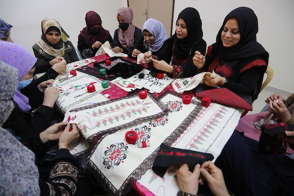 سيدات فلسطينيات يبدعن بتعلم فنون التطريز في دير البلح وسط القطاع 13.jpg