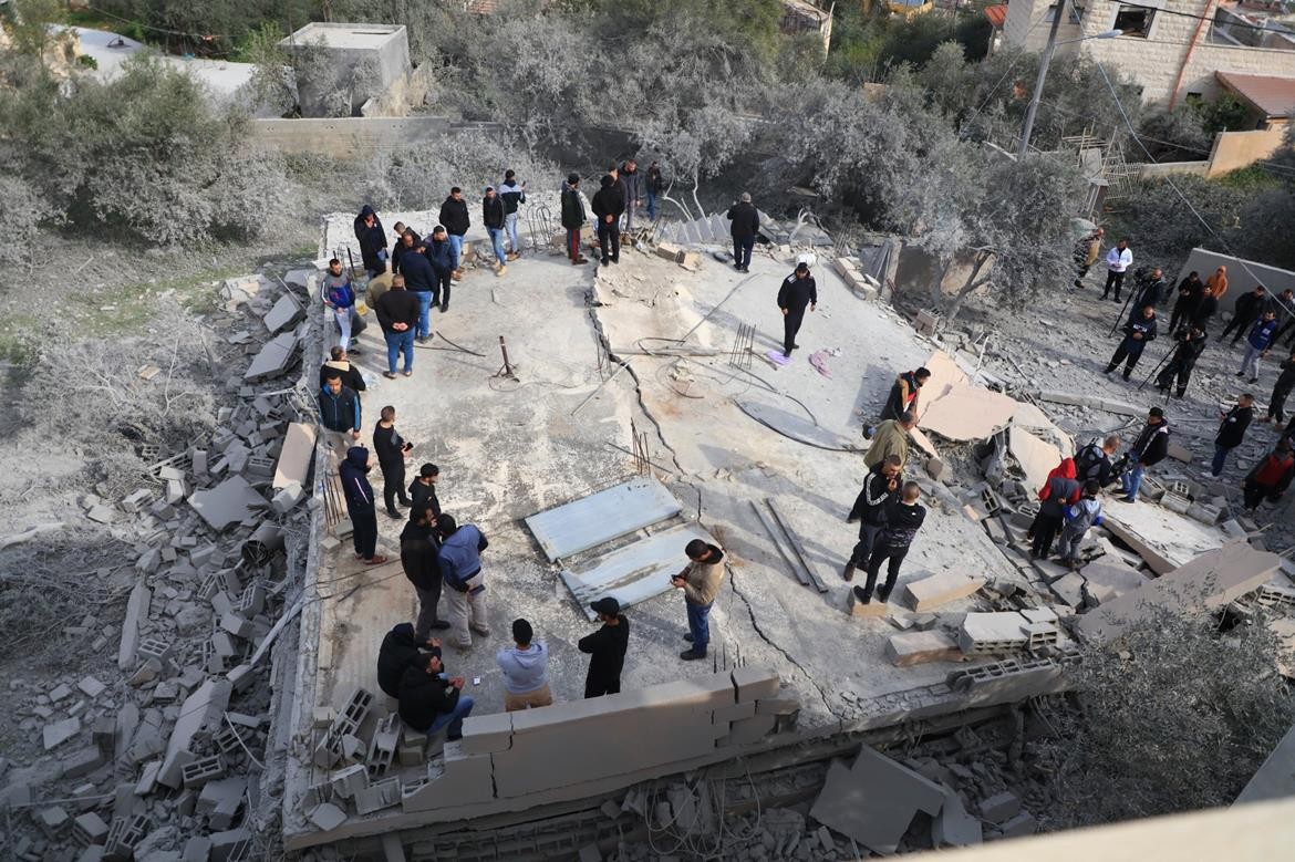 مواطنون يتفقدون ركام المنازل التي فجرها جيش الاحتلال في بلدة السيلة الحارثية