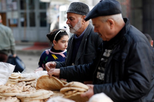 فلسطينيون يشترون الخبز وسط ارتفاع اسعار الخبز بسبب موجة الغلاء العالمية في مدينة نابلس 10.jpg