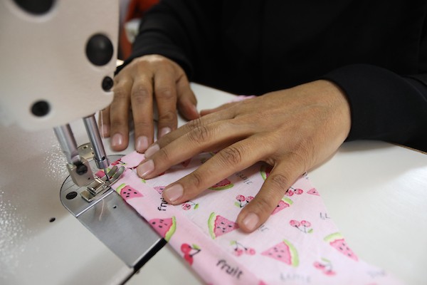 نساء فلسطينيات يعملن في صناعة الدمى لتعزيز دورهن في سوق العمل 2.jpg