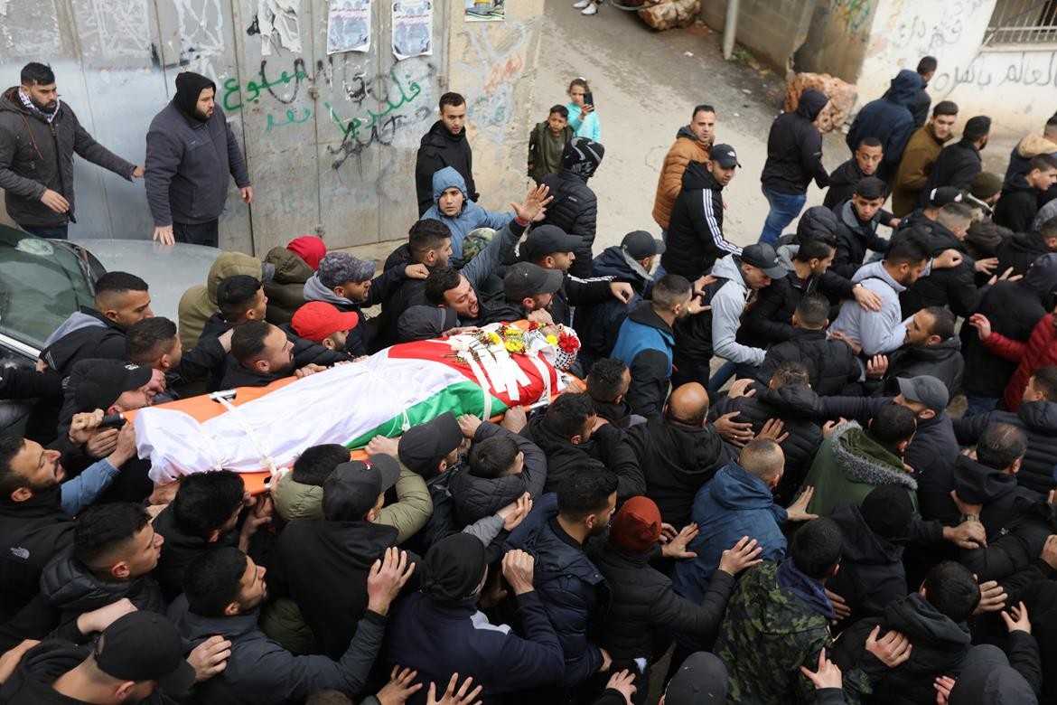 تشييع جثمان الشهيد علاء شحام لمثواه الأخير في مخيم قلنديا شمال القدس