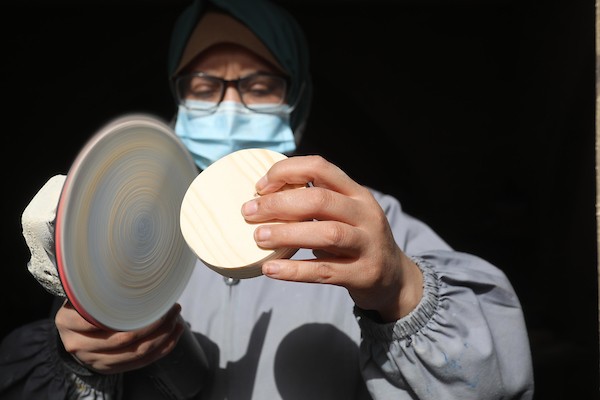 سيدات فلسطينيات يُبدعن بصنع الهدايا الخشبية في منجرة لبيعها بيوم المرأة العالمي 19.jpg