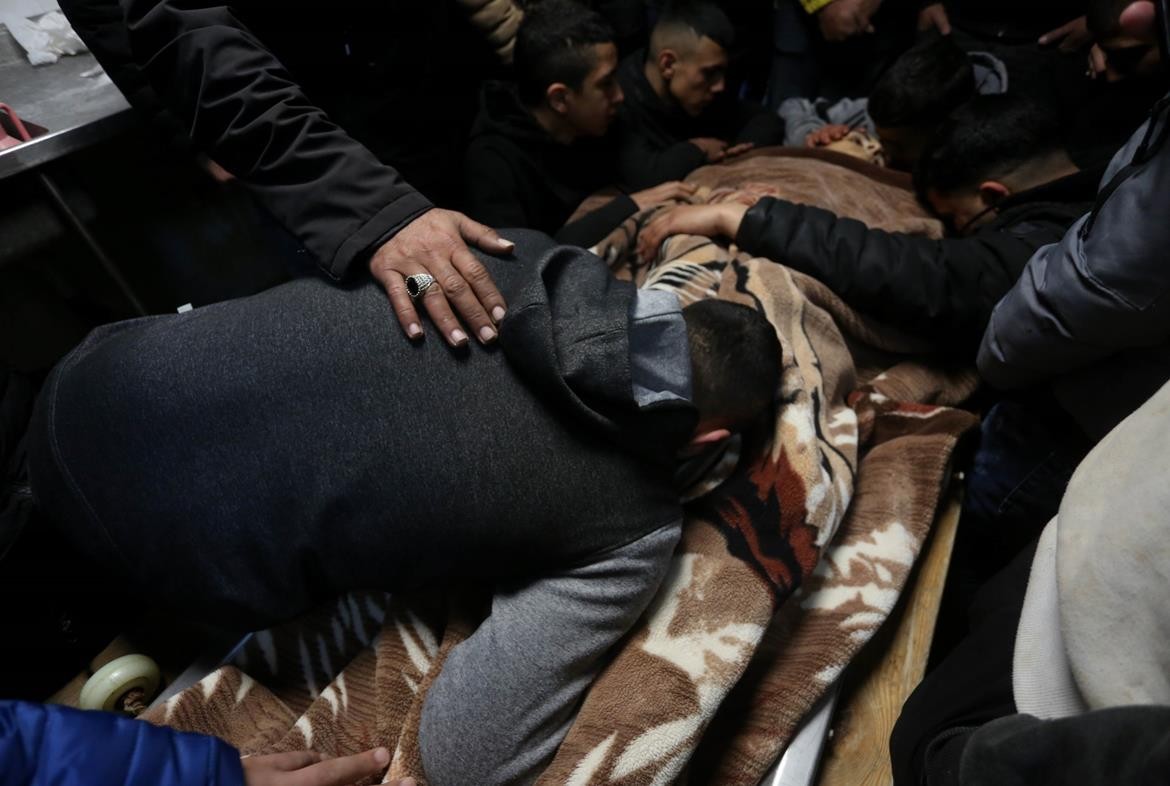 جماهير نابلس تشيع جثمان  نادر ريان إلى مثواه الأخير