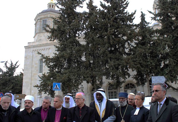زعماء دينيون مسيحيون ومسلمون ويهود يحضرون حدثا دينيا للدعوة إلى السلام في أوكرانيا في ميدان موسكو بمدينة القدس