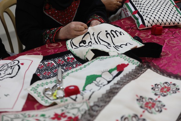 سيدات فلسطينيات يبدعن بتعلم فنون التطريز في دير البلح وسط القطاع.jpg