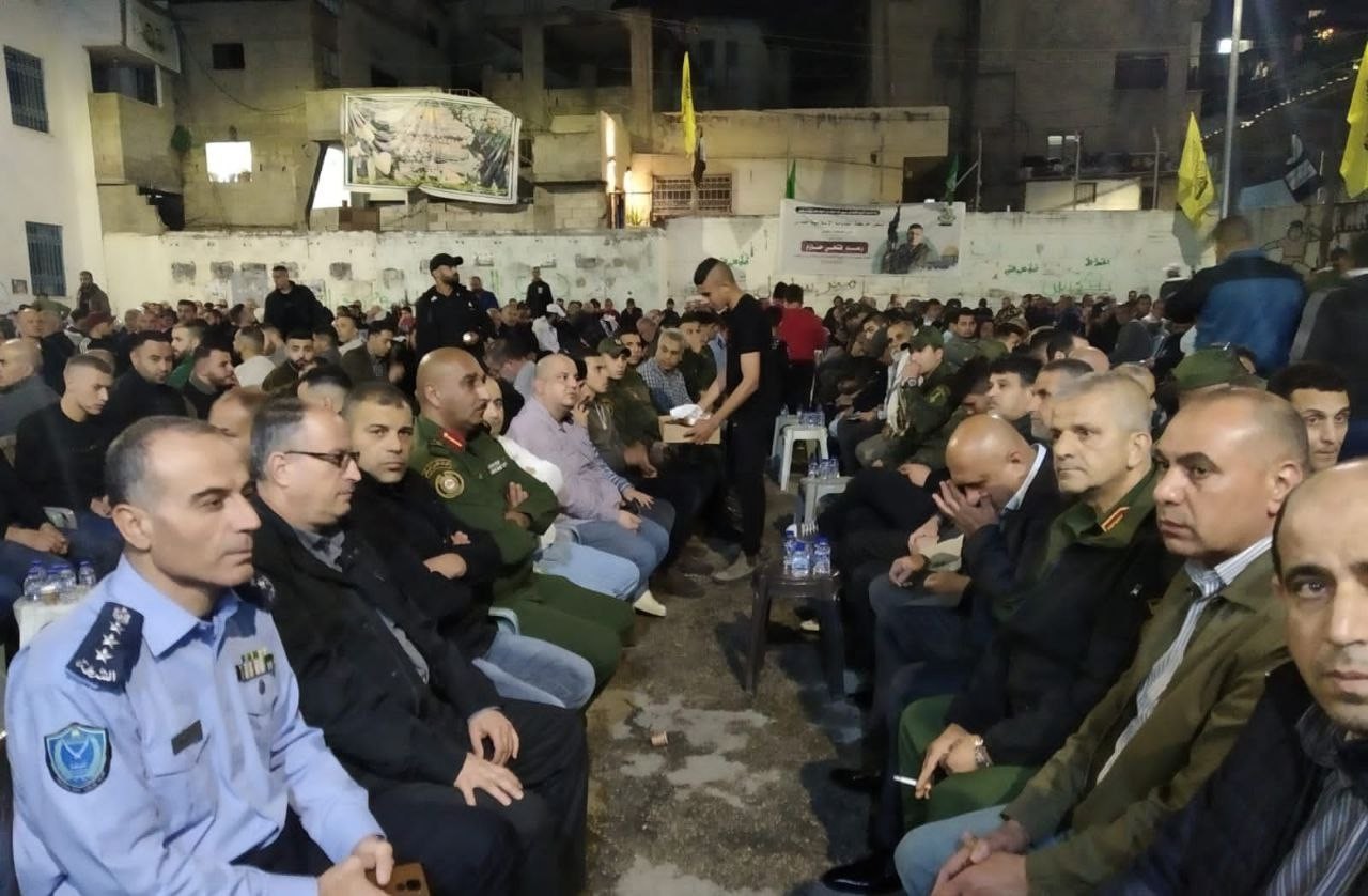 محافظ جنين وقادة الأجهزة الأمنية الفلسطينية أثناء زيارة خيمة عزاء منفذ عملية تل أبيب رعد حازم   9.jpg