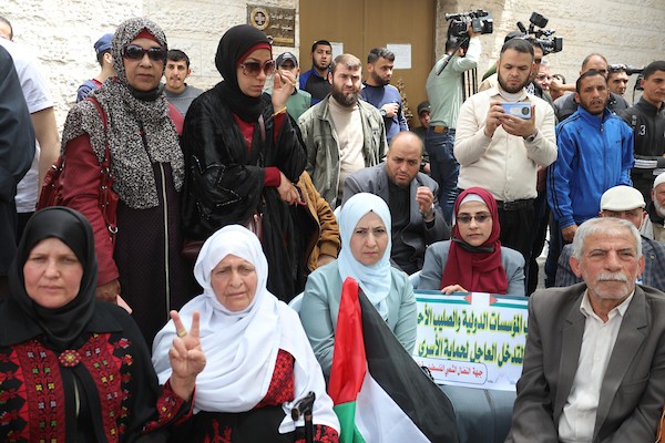 فلسطينيون يشاركون في مهرجان تضامني مع الأسرى خلال يوم الأسير الفلسطيني أمام مقر الصليب الأحمر في غزة