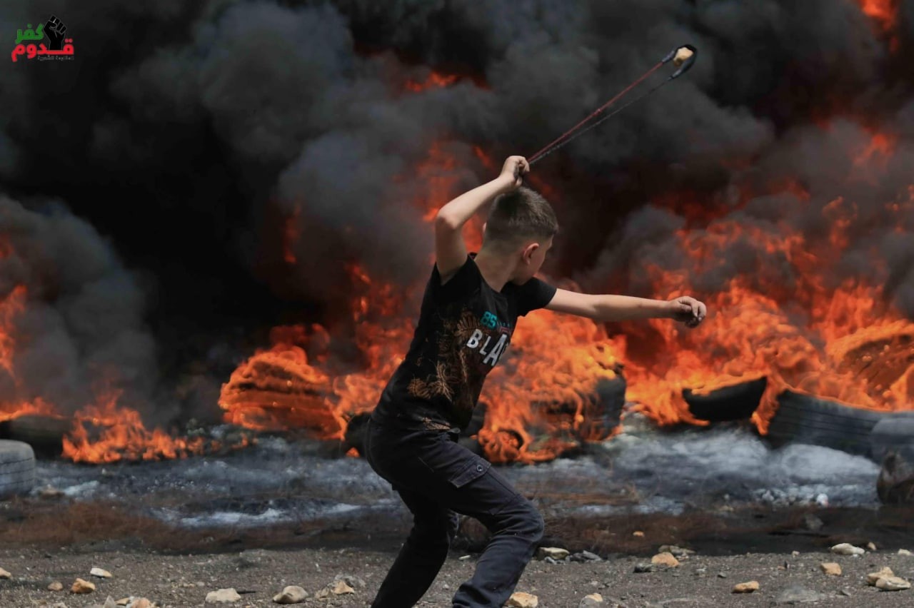 المواجهات التي اندلعت بين الشبان وقوات الاحتلال في قرية كفر قدوم شرق قلقيلية 1.jpg