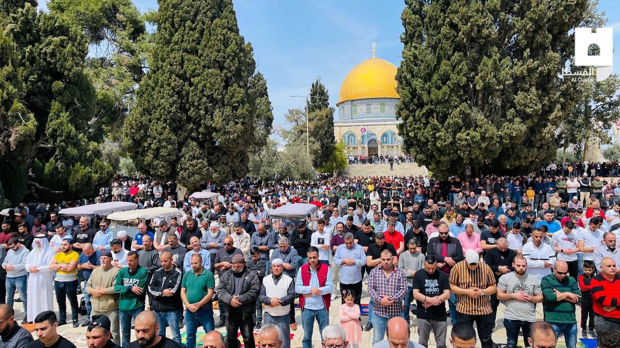 الآلاف يؤدون صلاة الجمعة الأخيرة قبل حلول شهر رمضان في ساحات ومصليات المسجد الأقصى المبارك.jpg