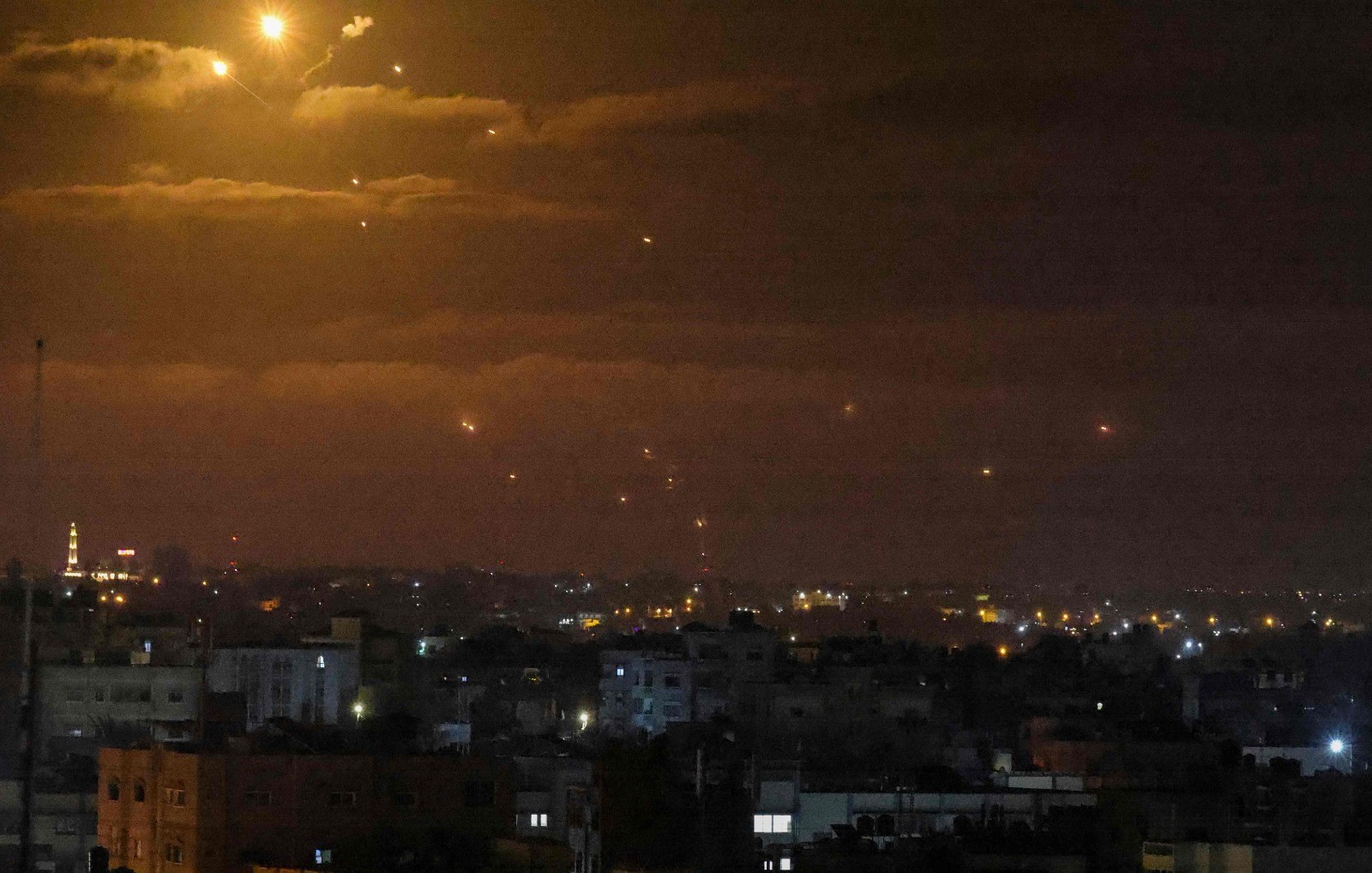 صور من صواريخ القبة الحديدية في سماء قطاع غزة وقصف البريج .. تصوير.. الفرنسية 2.jpg