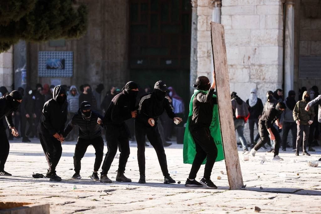 الشبان يتصدون لقوات الاحتلال التي تواصل اقتحامها للمسجد الأقصى 1.jpg