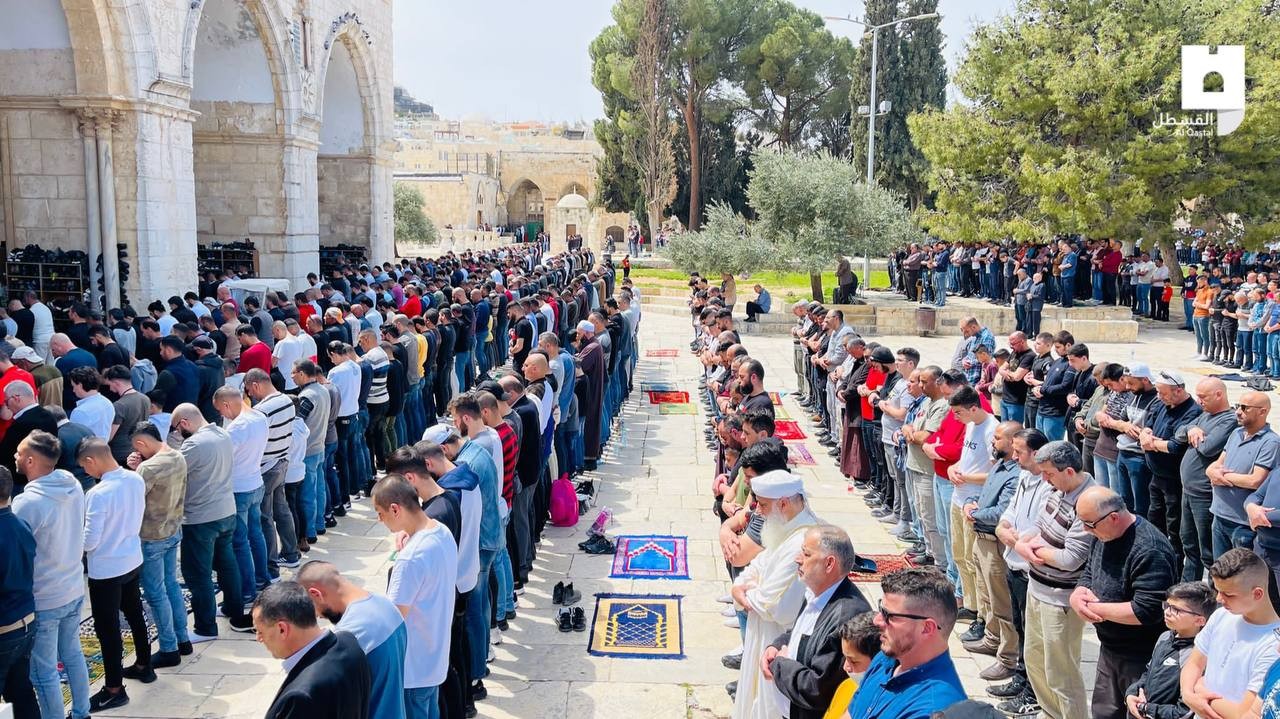 الآلاف يؤدون صلاة الجمعة الأخيرة قبل حلول شهر رمضان في ساحات ومصليات المسجد الأقصى المبارك 3.jpg