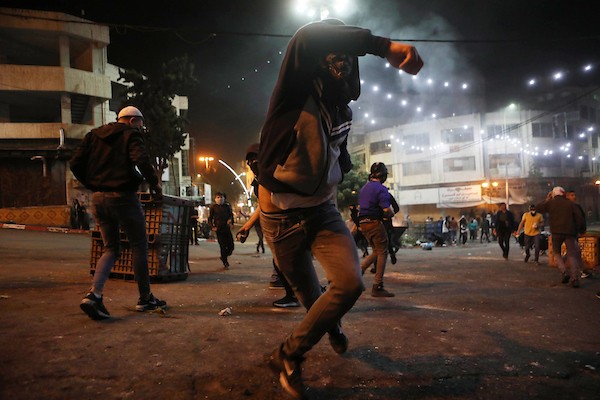 مواجهات بين المتظاهرين الفلسطينيين وقوات الاحتلال الإسرائيلي عقب مسيرة إسناد للأسرى في يوم الاسير الفلسطيني في مدينة الخليل