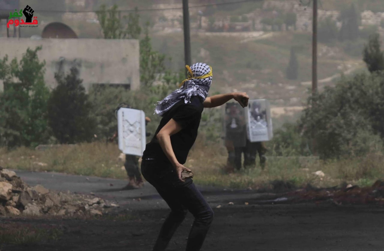 المواجهات التي اندلعت بين الشبان وقوات الاحتلال في قرية كفر قدوم شرق قلقيلية.jpg