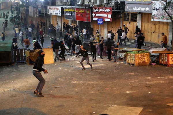 مواجهات بين المتظاهرين الفلسطينيين وقوات الاحتلال الإسرائيلي عقب مسيرة إسناد للأسرى في يوم الاسير الفلسطيني في مدينة الخليل