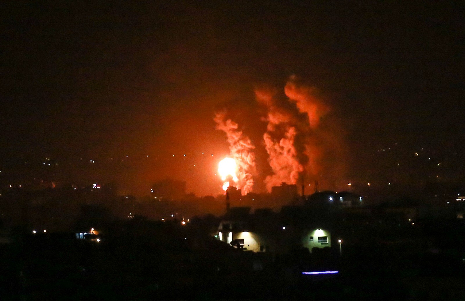 صور من صواريخ القبة الحديدية في سماء قطاع غزة وقصف البريج .. تصوير.. الفرنسية 3.jpg