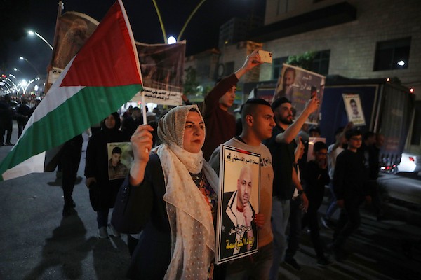مسيرة ليلية تضامنا مع الاسرى في السجون الإسرائيلية في يوم الاسير الفلسطيني في مدينة الخليل