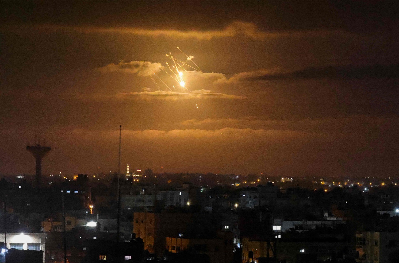 صور من صواريخ القبة الحديدية في سماء قطاع غزة وقصف البريج .. تصوير.. الفرنسية 1.jpg