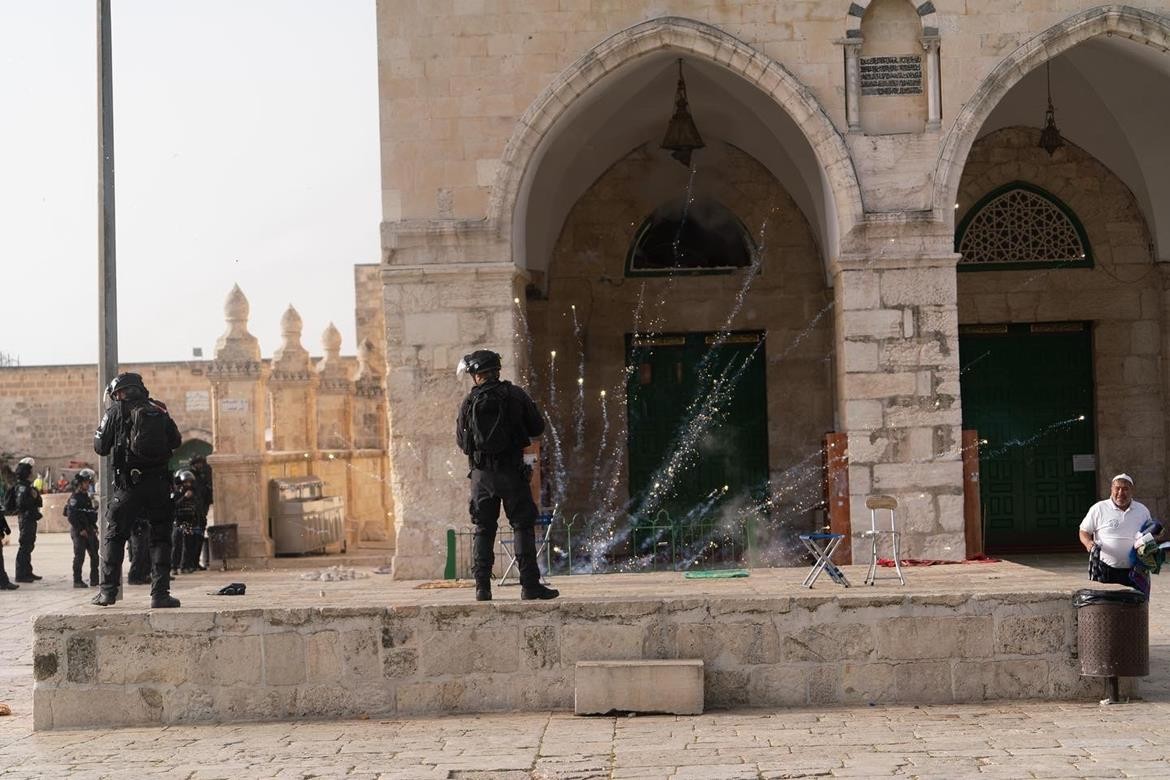 إصابات واعتقالات خلال اقتحام قوات الاحتلال والمستوطنين للمسجد الأقصى