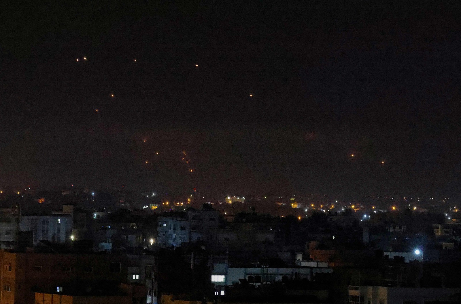 صور من صواريخ القبة الحديدية في سماء قطاع غزة وقصف البريج .. تصوير.. الفرنسية 5.jpg