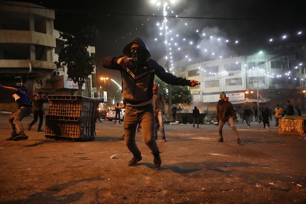 مواجهات بين المتظاهرين الفلسطينيين وقوات الاحتلال الإسرائيلي عقب مسيرة إسناد للأسرى في يوم الاسير الفلسطيني في مدينة الخليل