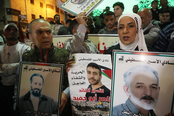 مسيرة ليلية تضامنا مع الاسرى في السجون الإسرائيلية في يوم الاسير الفلسطيني في مدينة الخليل