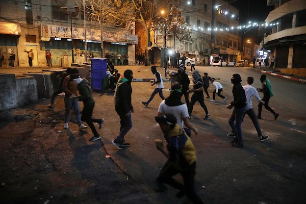 مواجهات بين المتظاهرين الفلسطينيين وقوات الاحتلال الإسرائيلي عقب مسيرة إسناد للأسرى في يوم الاسير الفلسطيني في مدينة الخليل